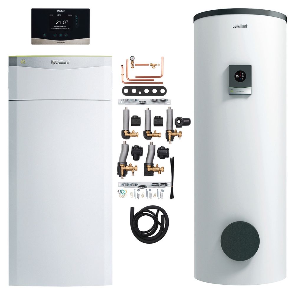 Weiße Vaillant-Heizungs- und Warmwassersystemkomponenten, bestehend aus einem Kessel, einem Warmwasserspeicher und verschiedenen Anschluss- und Montagesystemen.